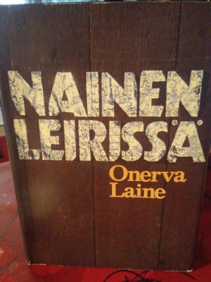 ONERVA LAINE: NAINEN LEIRISSÄ