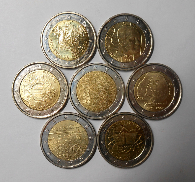 Suomi. 2€ juhlarahat, 7 erilaista kolikkoa.