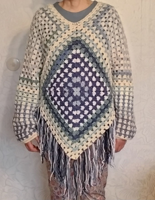 Alina´s Handmade käsin virkattu Poncho valkoinen - sinharmaa