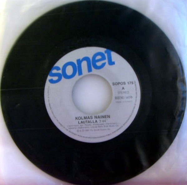Kolmas Nainen : Lautalla -7"