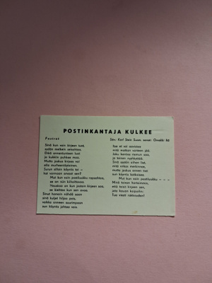 Postinkantaja kulkee.