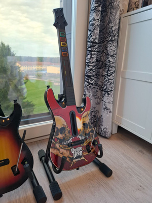 Guitar Hero kitaraohjain + Teline + Kasa pelejä