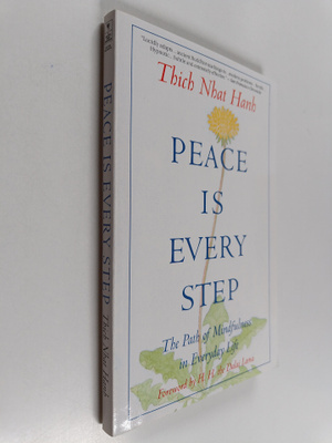 Thich Nhat Hanh : Peace Is Every Step - The Path of Mindf...