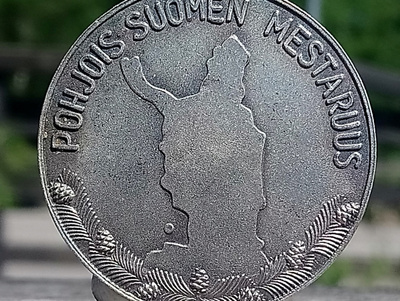 Hopeavärinen merkki. Halkaisija - 40 mm. Hyväkuntoinen.