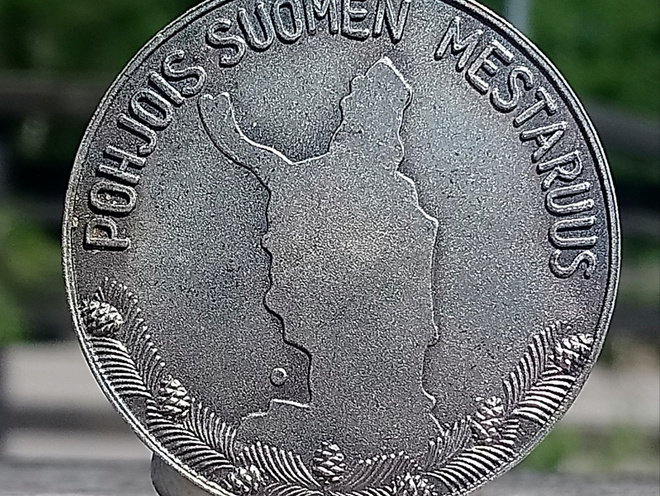 Hopeavärinen merkki. Halkaisija - 40 mm. Hyväkuntoinen.
