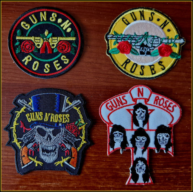 4 kpl erillaisia GUNS and ROSES kangasmerkkejä 