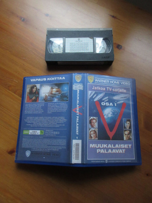 V muukalaiset palaavat 1 (Warner) VHS FIx *värikopio*
