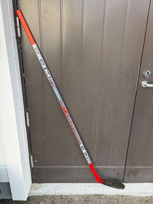 Saku Koivun maila nimikirjoituksella.