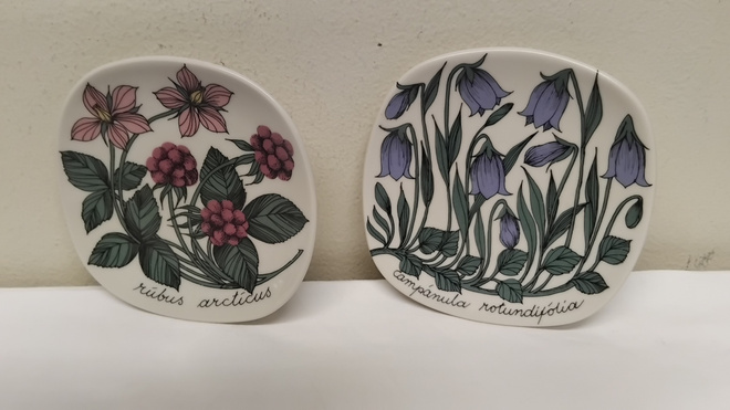 ARABIA, TOMULA, SEINÄLAUTASET, 2 KPL