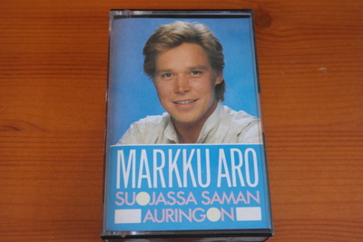 Markku Aro:Suojassa saman auringon-C-kasetti.