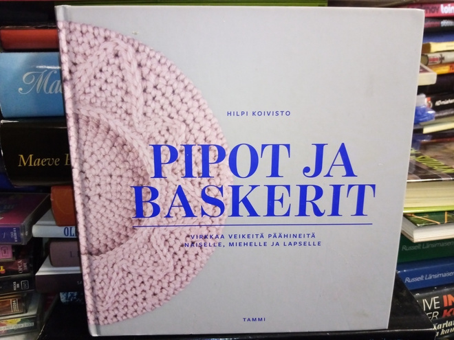 Hilpi Koivisto : Pipot ja baskerit ( SIS POSTIKULU)
