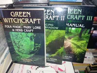 Moura : Green Witchcraft I-III ( SIS POSTIKULU )