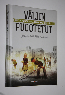 Janne Arola : Väliin pudotetut : miten meistä tehtaillaan...