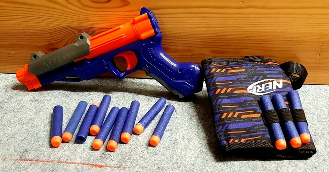 Nerf pistoolin mallinen ase + panokset ja kotelo