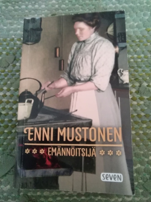 Enni Mustonen: Emännöitsijä -pokkari-