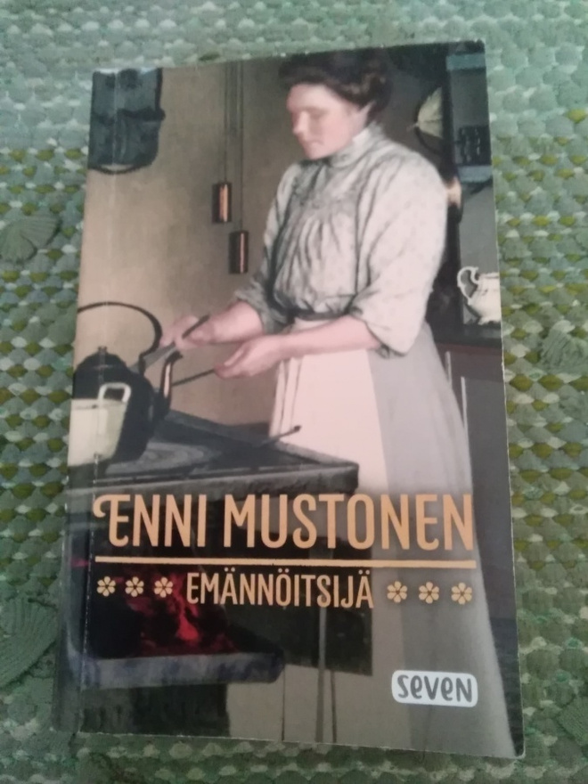 Enni Mustonen: Emännöitsijä -pokkari-