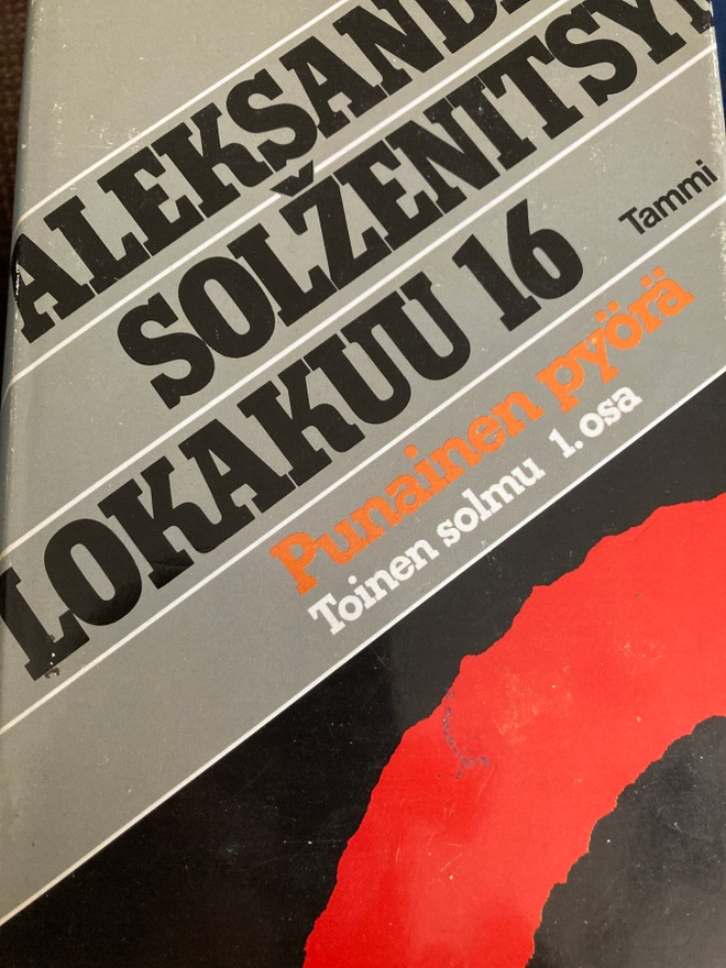 SOLZENITSYN: LOKAKUU 16 - Punainen pyörä