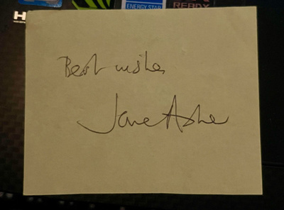 Näyttelijä  Jane Asherin nimikirjoitus paperilla