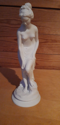 Venus patsas, alaston kylpevä nais patsas n. 23 cm