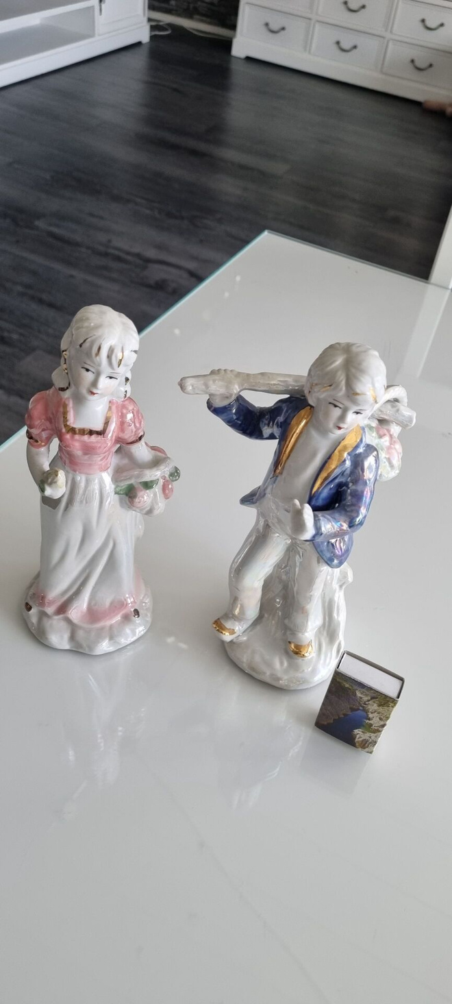 2 kpl Posliini hahmoa,pituus 21 cm.