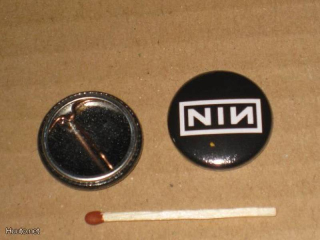 NIN - Nine Inch Nail rintanappi 1" (l5)