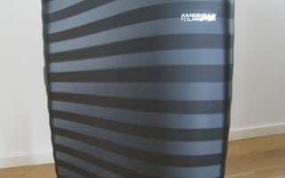 Matkalaukku American Tourister musta kova keskikoko