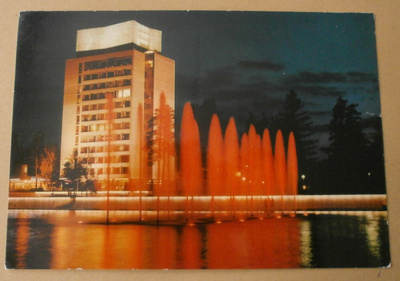 Espoo, Tapiola, Keskustorni ja Keskusallas valaistuna, 1967