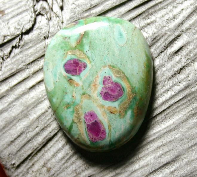 Rubiini fuksiitti 80.85 ct 40 mm cabochon Karnataka Intia