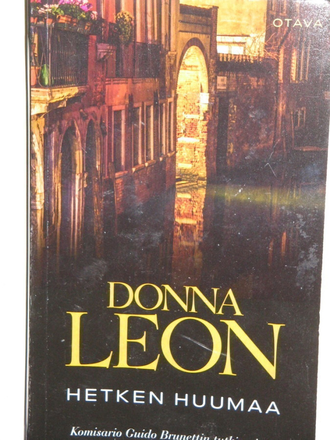 Donna Leon : HETKEN HUUMAA