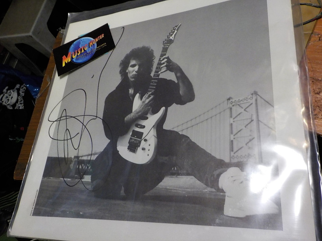 JOE SATRIANI NIMIKIRJOITUS LP SISÄPUSSISSA
