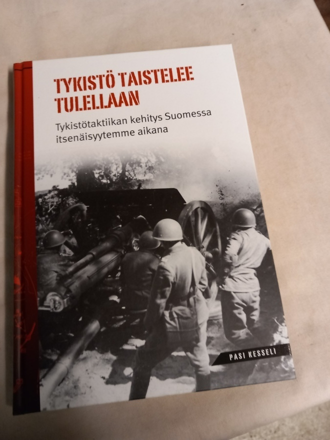 tykistö taistelee tulellaan