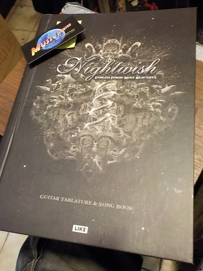 NIGHTWISH ENDLESS FORMS MOST .. KIRJA + TUOMAKSEN NIMMARILLA