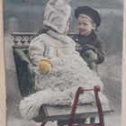 Pikkuleidi hienossa kelkassa, poika vieressä p. 1904 Suomeen - pikkukuva 1