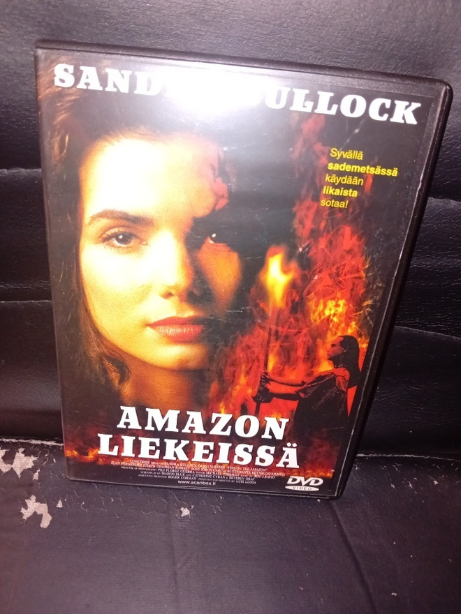 DVD Amazon liekeissä ( SIS POSTIKULU )