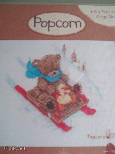 Ristipistopakkaus Popcorn -nalle kelkkailemassa