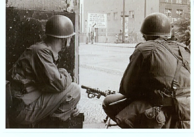 Vanha postikortti Berliini sotilaita Checkpoint Charlie