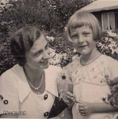 ÄITI / Hymyilevä äiti ja tytär maalaistalon pihassa 1930-l.