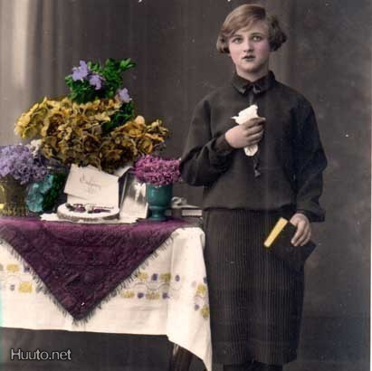 KONFIRMAATIO / Konfirmoitu tyttö lahjapöydän luona. 1920-l.