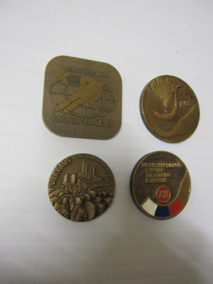 4 VANHAA MITALIA