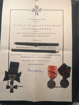 Vapaudenristi miekkoineen ja virallinen kirje