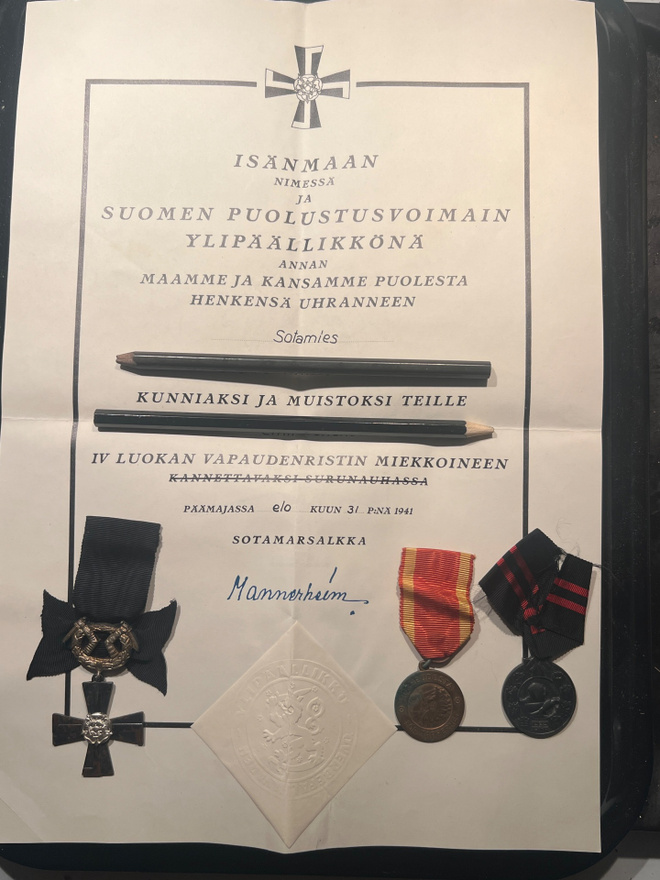 Vapaudenristi miekkoineen ja virallinen kirje