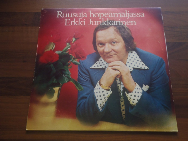 ERKKI JUNKKARINEN - RUUSUJA HOPEMALJASSA . LP