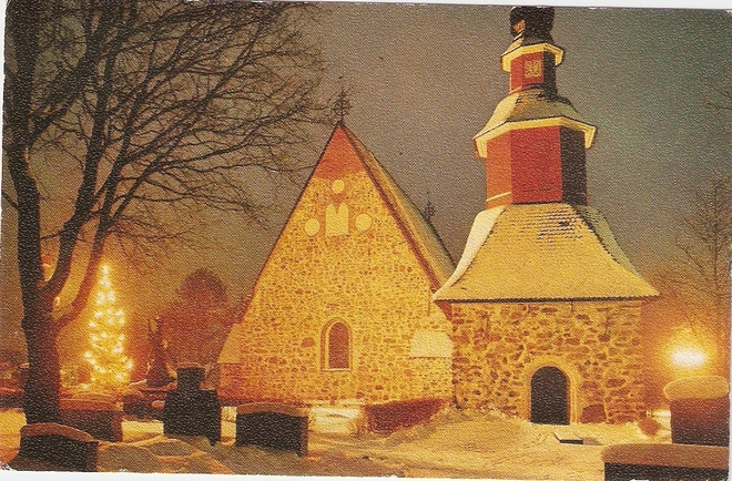 Suomi-kuvia : Jouluinen kirkon piha.