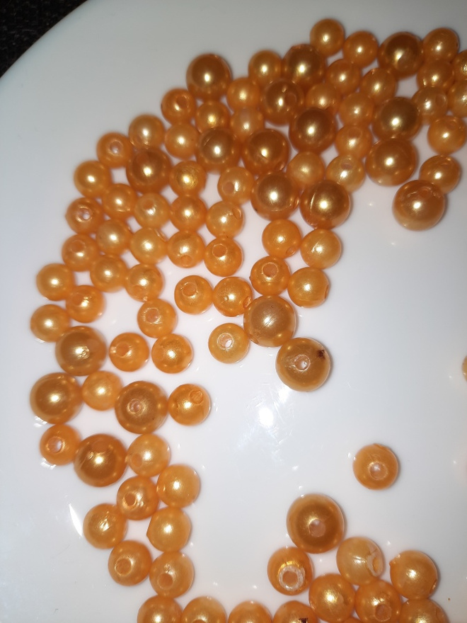 Keltaoranssi helmi 70 kpl  ( 8ja10mm)