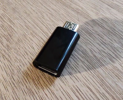 USB-C (naaras) to Micro B (uros) sovitin