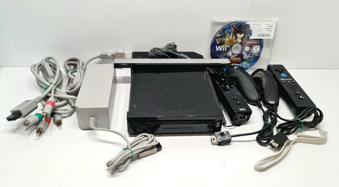 WII konsoli + ohjaimet + peli [4]