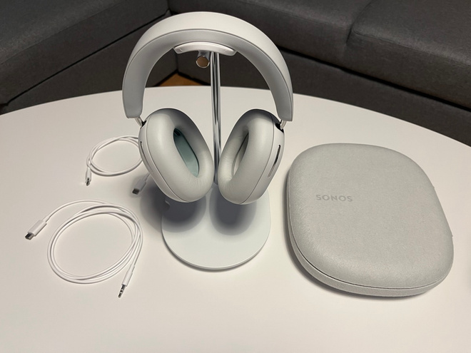Sonos Ace -kuulokkeet ja Sanus-teline
