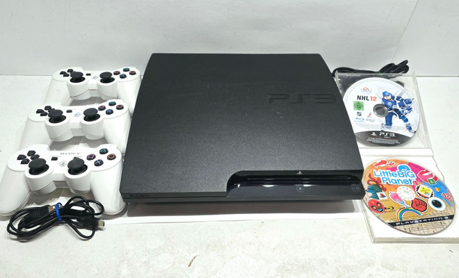 PS3 Slim 160GB konsoli + 3 ohjainta + 2 peliä [1]