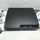 PS3 Slim 160GB konsoli + 3 ohjainta + 2 peliä [1] - pikkukuva 1