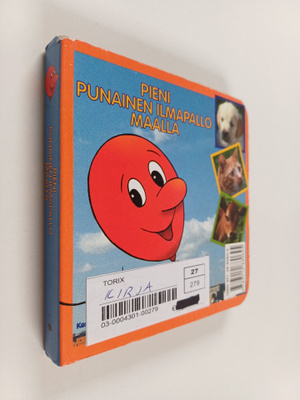 Pieni punainen ilmapallo maalla
